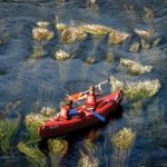 Enfant en vacance faisant un parcours de canoë sur la Dordogne avec l'équipement Saga Team Dordogne