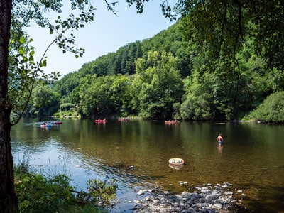 Groupe partant en randonnée Canoë du Camping au Soleil D'OC en Corrèze sur les bords de la Dordogne