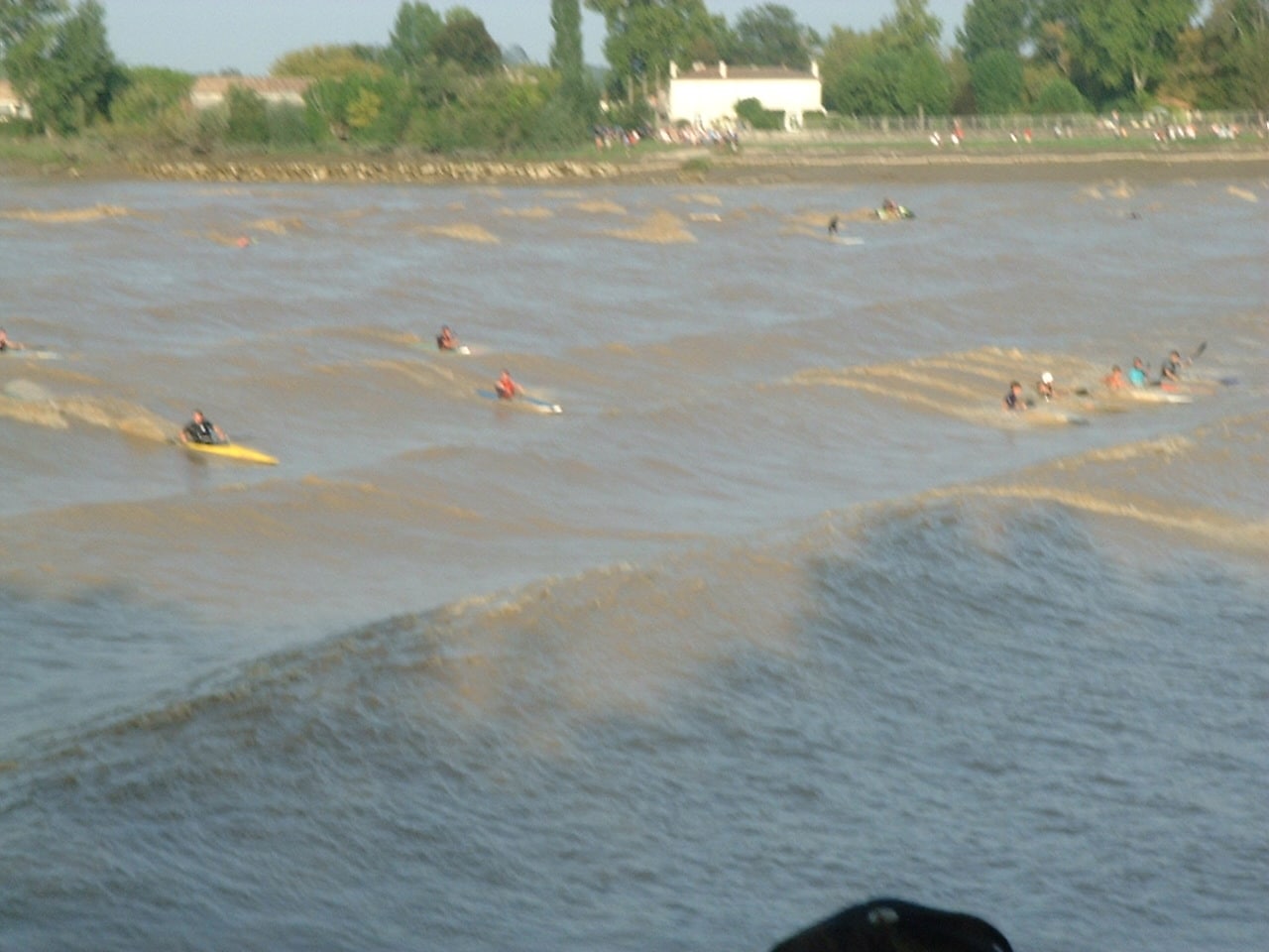 Départ de la Dordogne Intégrale — flottille de kayaks sur la rivière