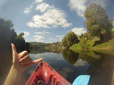 Vacancier faisant du canoë sur la Dordogne à Argentat
