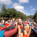 Selfie de l'équipe Saga Team sur la Dordogne en canoës et en kayak